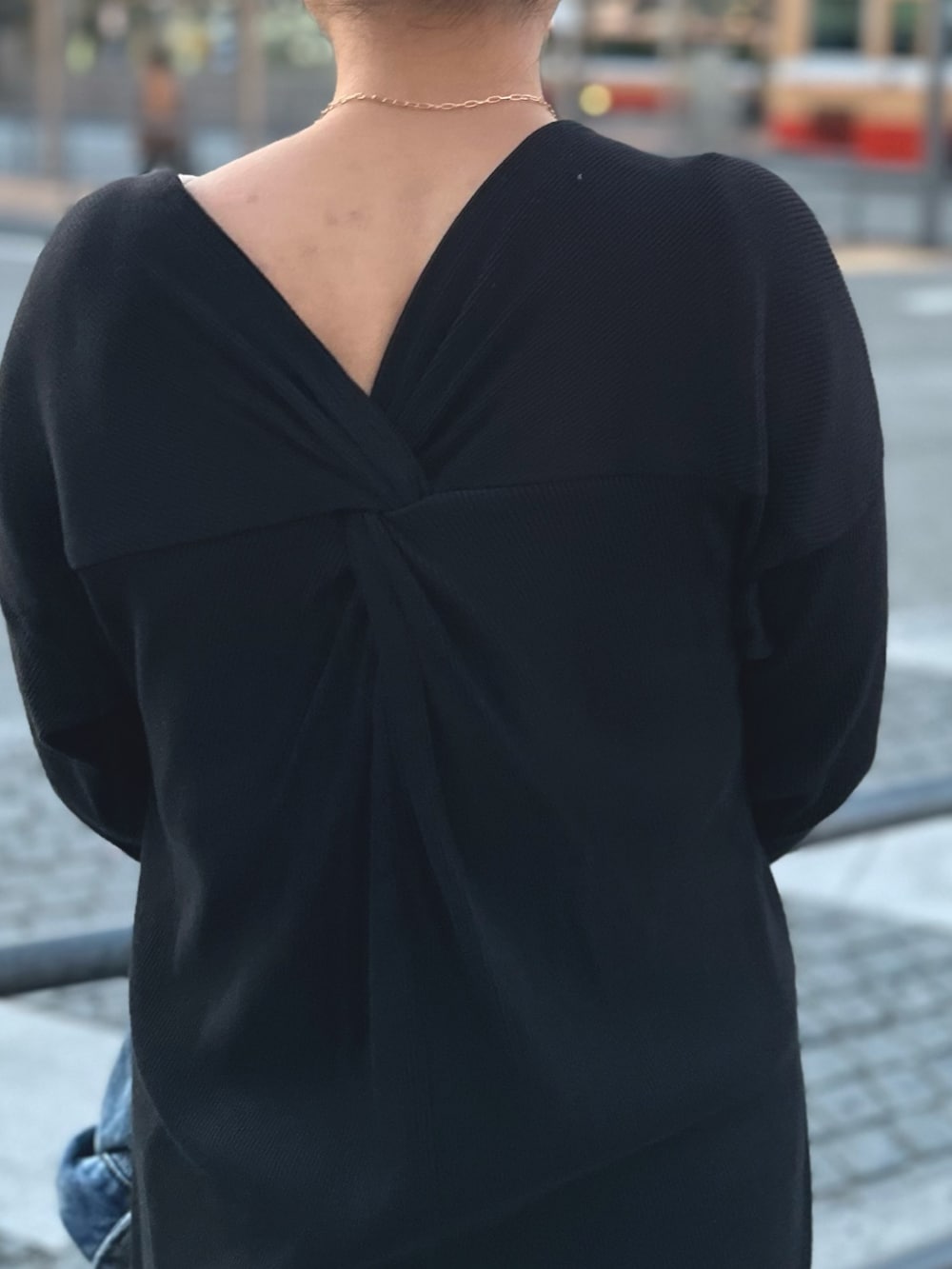 ブラック系のワンピース、ブルー系のデニムジャケット、シルバー系のネックレスを着用したレディースの冬コーディネートの4枚目の写真