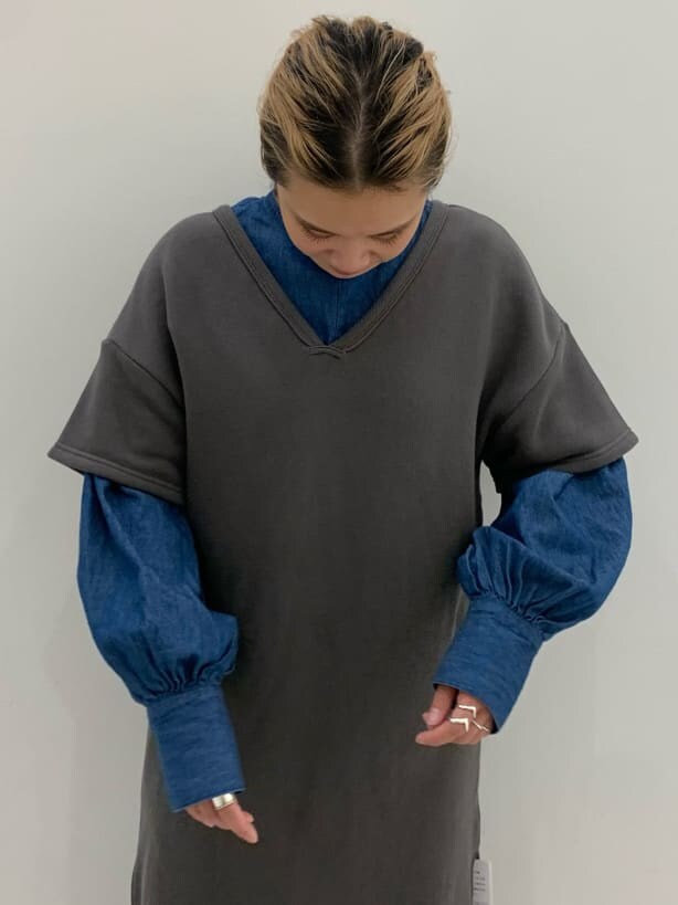 グレー系のワンピース、ブルー系のデニムパンツ、ブルー系のシャツ/ブラウスを着用したレディースの夏コーディネートの2枚目の写真