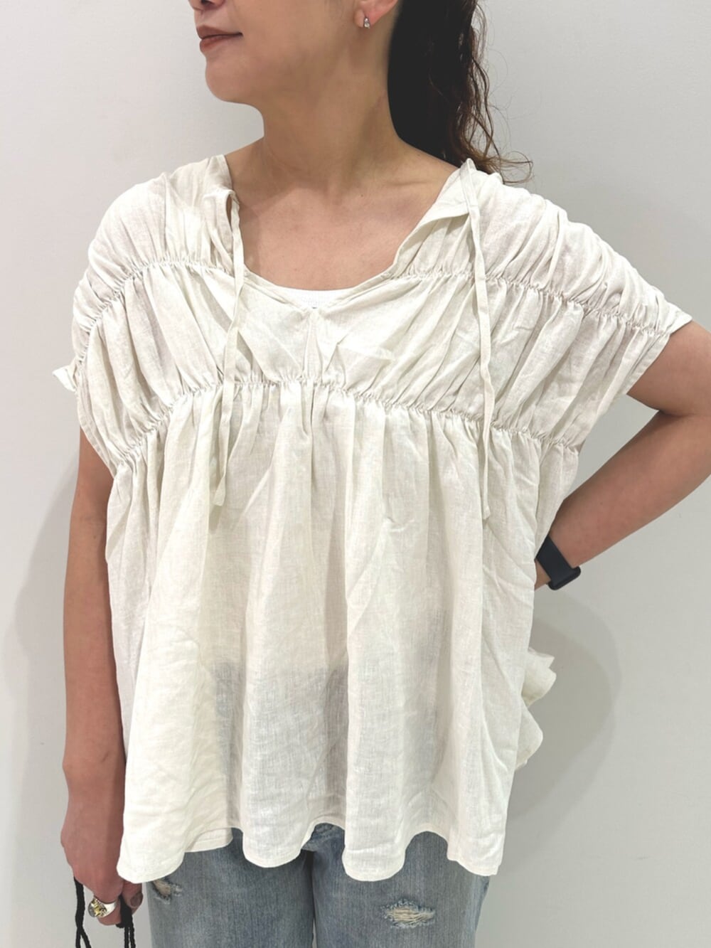 ホワイト系のシャツ/ブラウス、ブルー系のデニムパンツ、その他のサンダルを着用したレディースの夏コーディネートの5枚目の写真