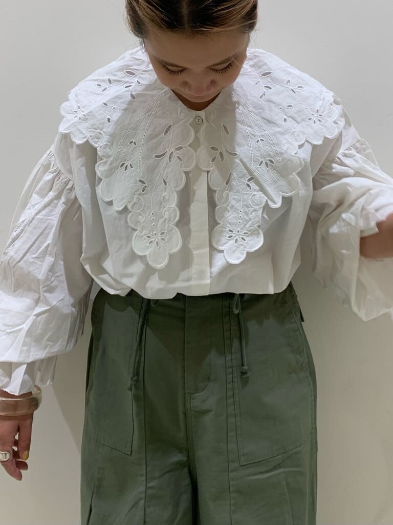 ホワイト系のシャツ/ブラウス、ベージュ系のその他パンツを着用したレディースの夏コーディネートの2枚目の写真