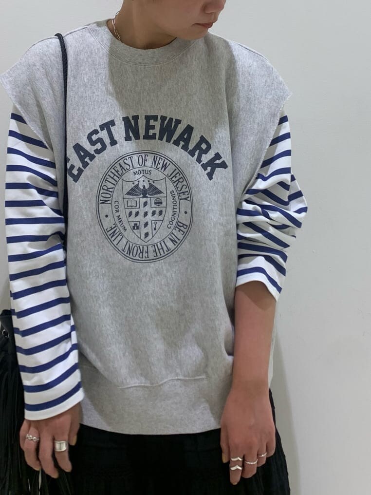 ブラック系のスカート、ブラック系のブーツを着用したレディースの夏コーディネートの3枚目の写真