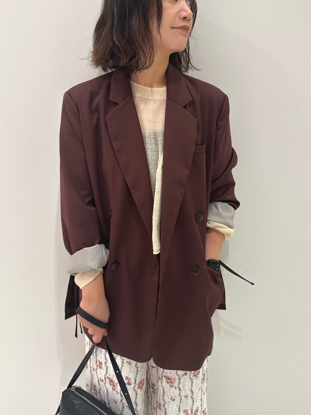 ブラウン系のテーラードジャケット、その他のその他パンツ、ホワイト系のニット/セーターを着用したレディースの夏コーディネートの4枚目の写真