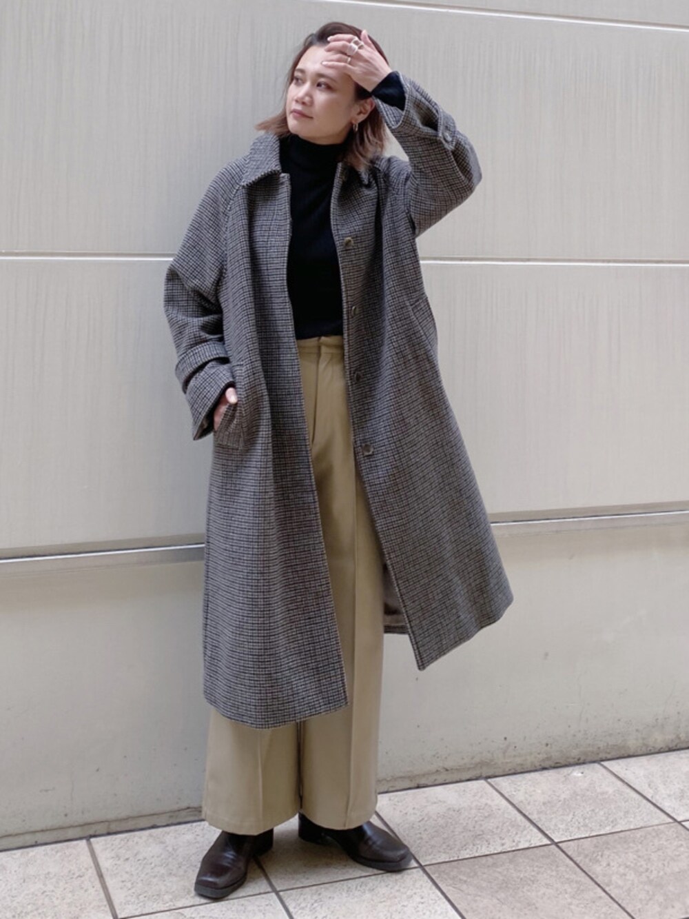 ベージュ系のその他パンツ、ブラック系のニット/セーターを着用したレディースの秋コーディネートの2枚目の写真
