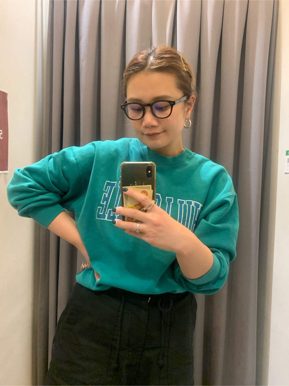 ブラック系のその他パンツ、グリーン系のスウェットを着用したレディースの冬コーディネートの2枚目の写真