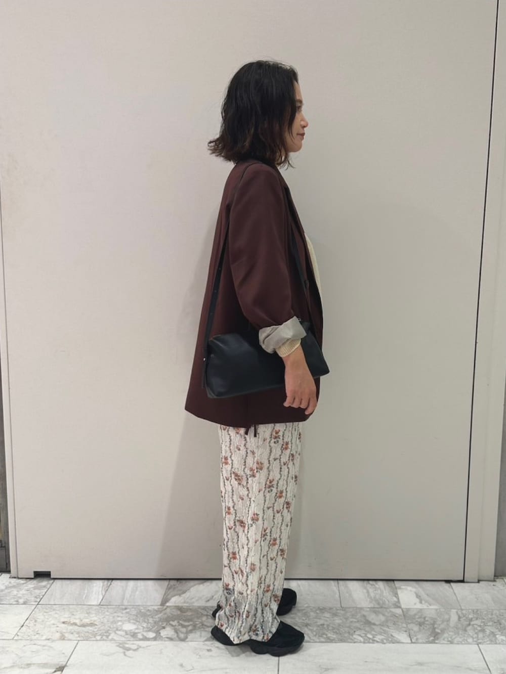 ブラウン系のテーラードジャケット、その他のその他パンツ、ホワイト系のニット/セーターを着用したレディースの夏コーディネートの2枚目の写真