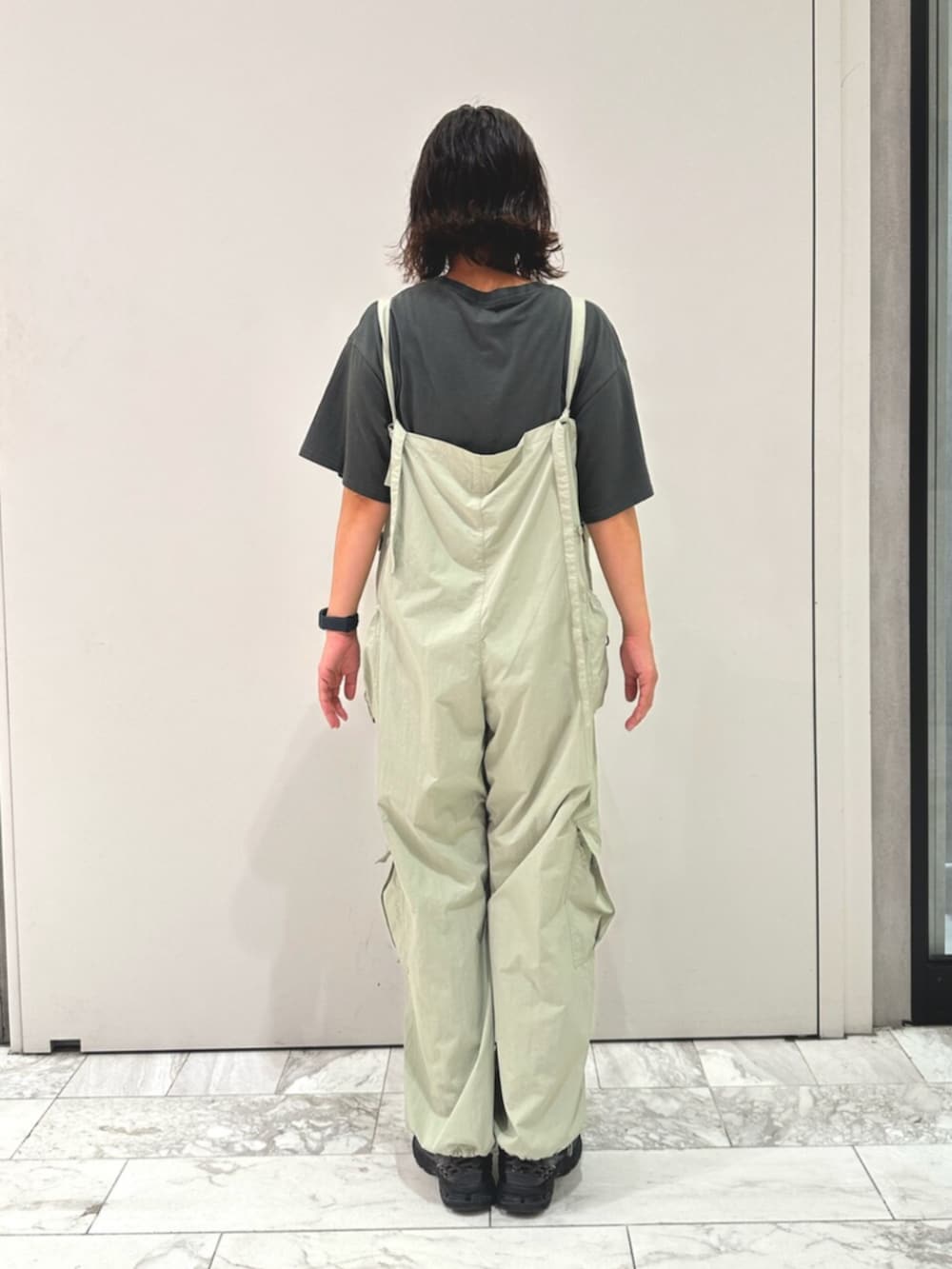 グリーン系のサロペット/オーバーオール、グレー系のTシャツ/カットソーを着用したレディースの夏コーディネートの3枚目の写真