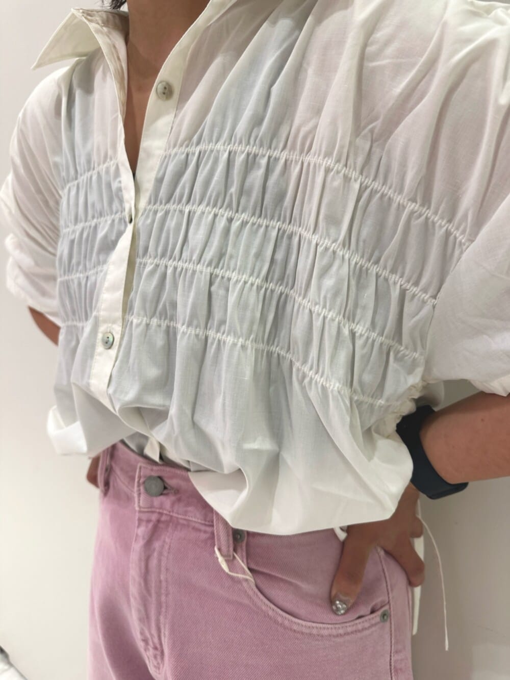 ホワイト系のシャツ/ブラウス、ピンク系のデニムパンツを着用したレディースの夏コーディネートの5枚目の写真