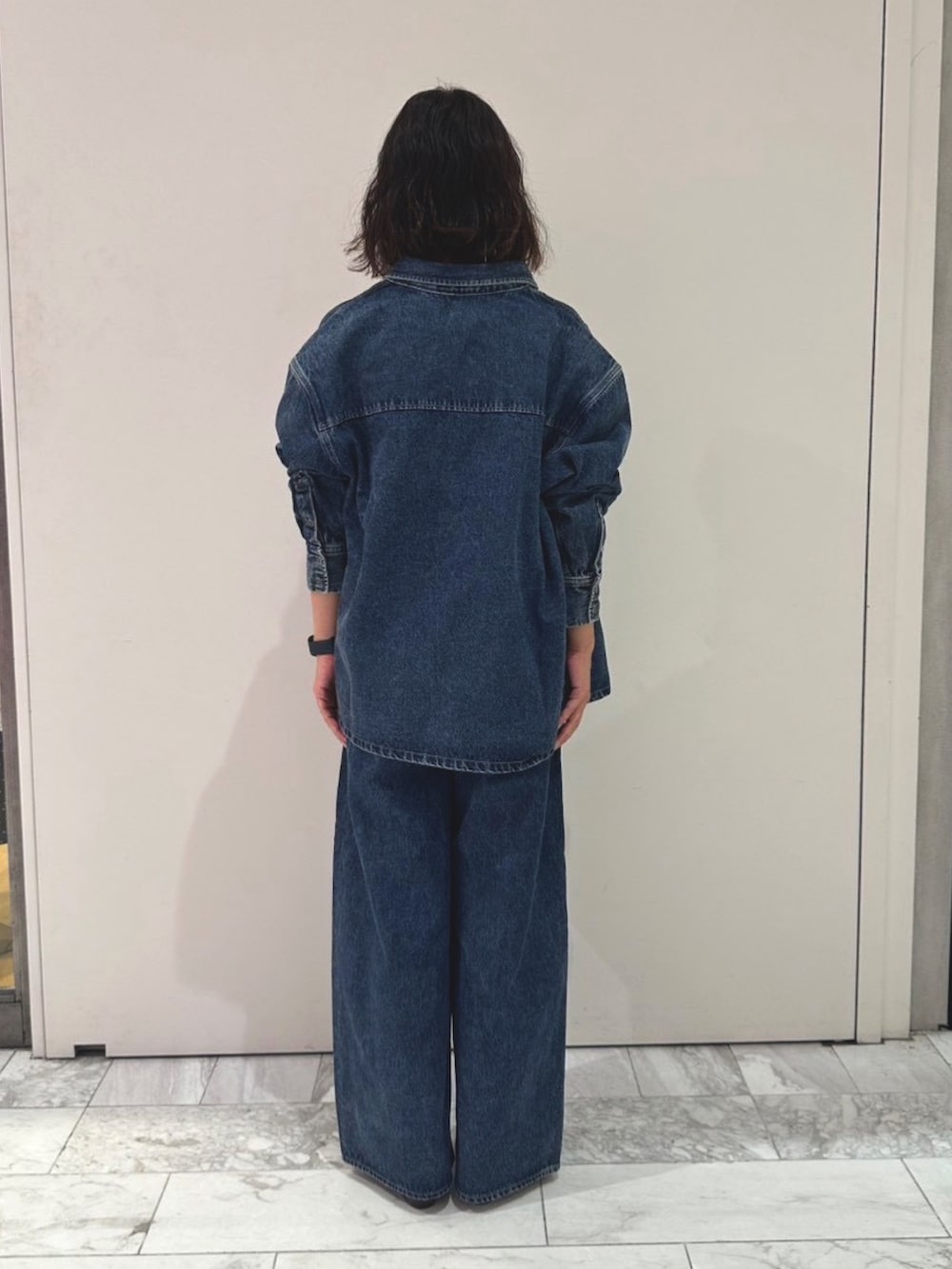 ブルー系のシャツ/ブラウス、ブルー系のデニムパンツ、レッド系のタンクトップを着用したレディースの夏コーディネートの3枚目の写真