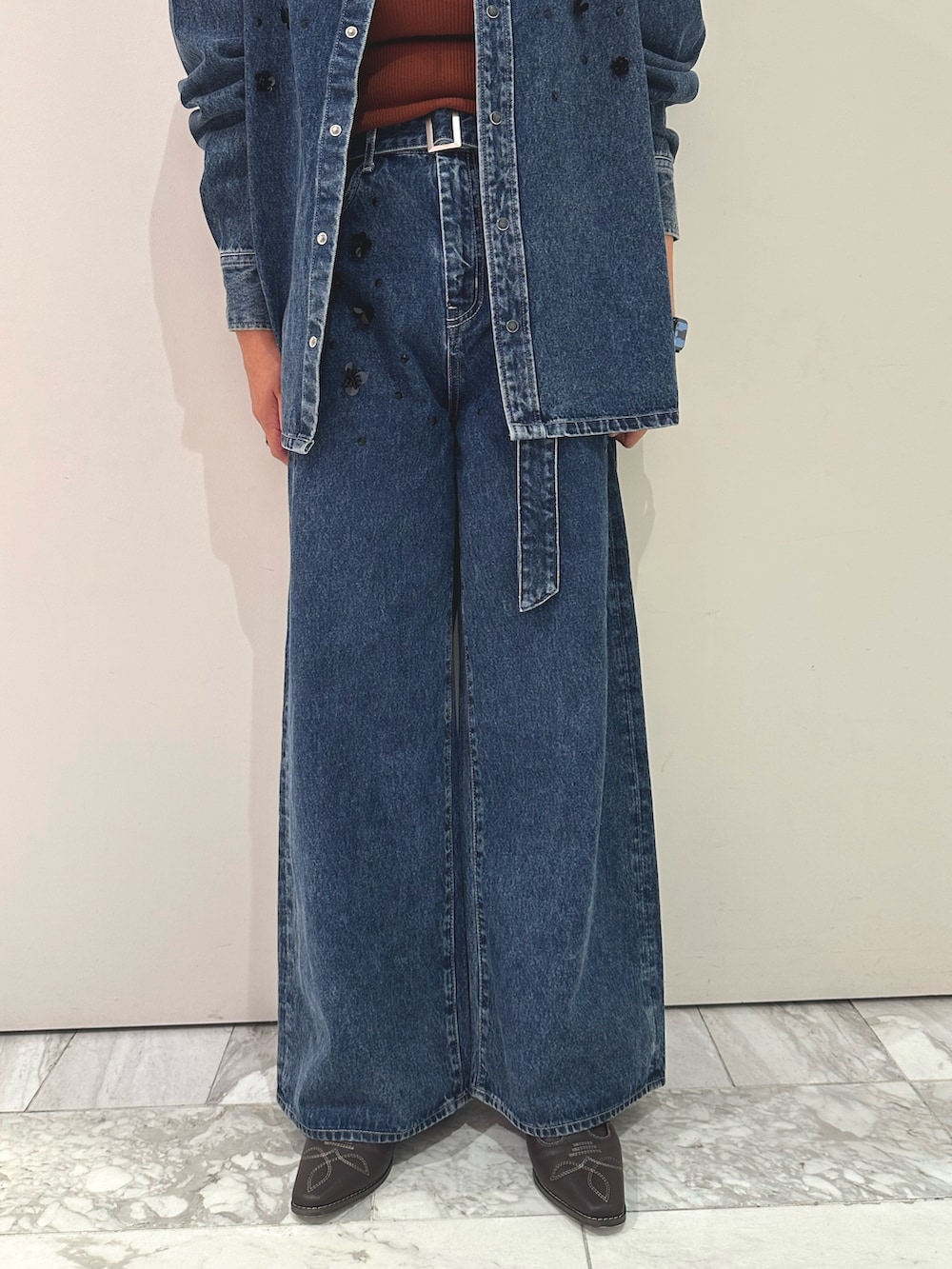 ブルー系のシャツ/ブラウス、ブルー系のデニムパンツ、レッド系のタンクトップを着用したレディースの夏コーディネートの6枚目の写真