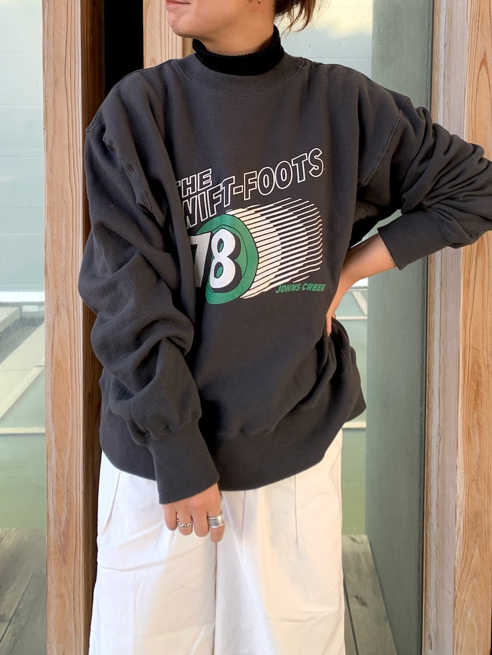 グレー系のスウェット、ホワイト系のその他パンツ、ベージュ系のムートンコートを着用したレディースの冬コーディネートの5枚目の写真