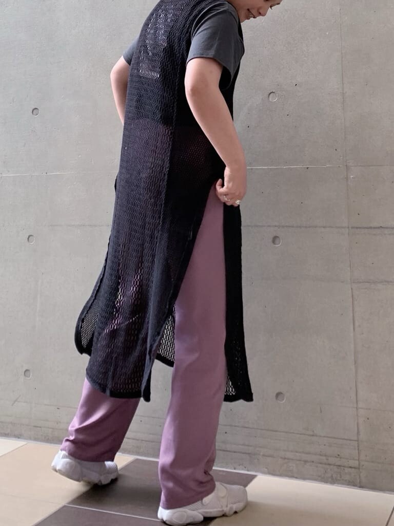 グレー系のTシャツ/カットソー、グレー系のワンピース、パープル系のその他パンツを着用したレディースの夏コーディネートの3枚目の写真