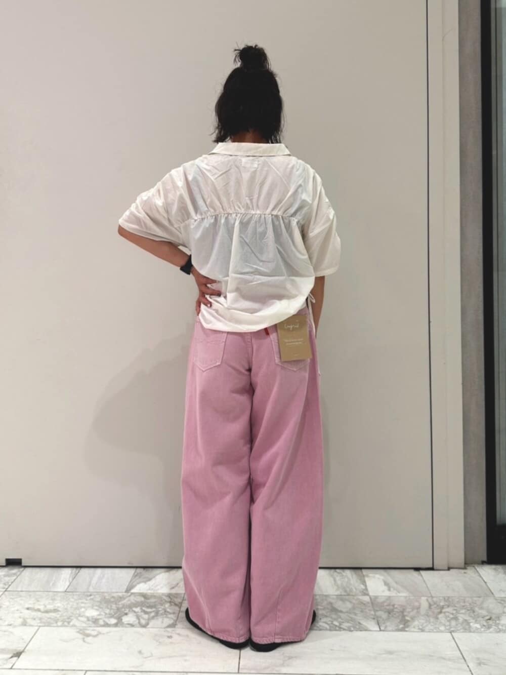 ホワイト系のシャツ/ブラウス、ピンク系のデニムパンツを着用したレディースの夏コーディネートの3枚目の写真