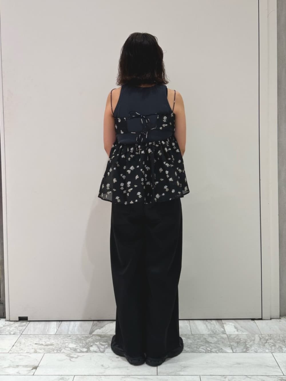 ブラック系のキャミソール、ブラック系のその他パンツ、グレー系のタンクトップを着用したレディースの夏コーディネートの3枚目の写真
