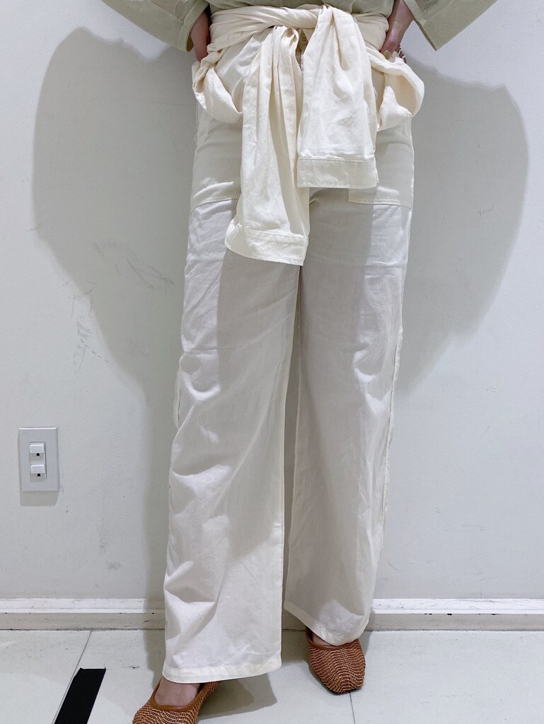 ホワイト系のその他パンツ、グリーン系のニット/セーター、ホワイト系のタンクトップを着用したレディースの春コーディネートの4枚目の写真