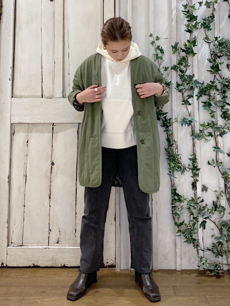 ベージュ系のブルゾン、ホワイト系のパーカーを着用したレディースの冬コーディネートの2枚目の写真