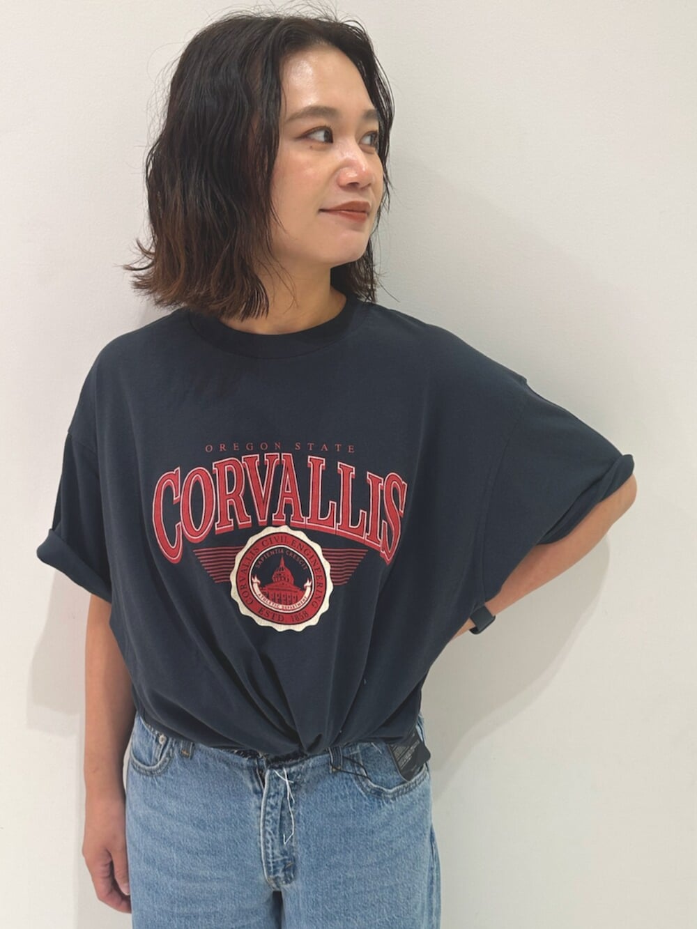 ブルー系のデニムパンツ、グレー系のTシャツ/カットソーを着用したレディースの夏コーディネートの4枚目の写真
