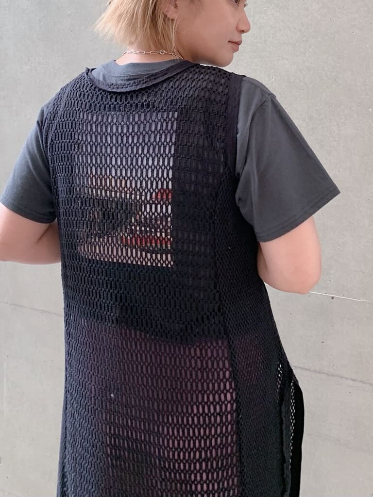 グレー系のTシャツ/カットソー、グレー系のワンピース、パープル系のその他パンツを着用したレディースの夏コーディネートの4枚目の写真