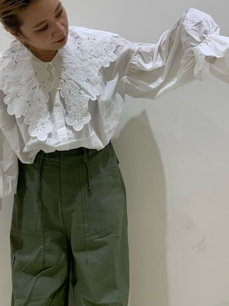 ホワイト系のシャツ/ブラウス、ベージュ系のその他パンツを着用したレディースの夏コーディネートの3枚目の写真