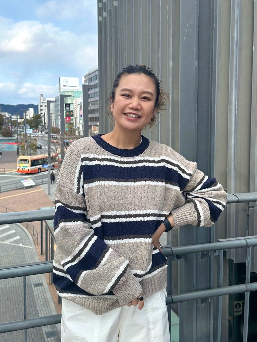 ホワイト系のその他パンツ、その他のニット/セーターを着用したレディースの冬コーディネートの2枚目の写真