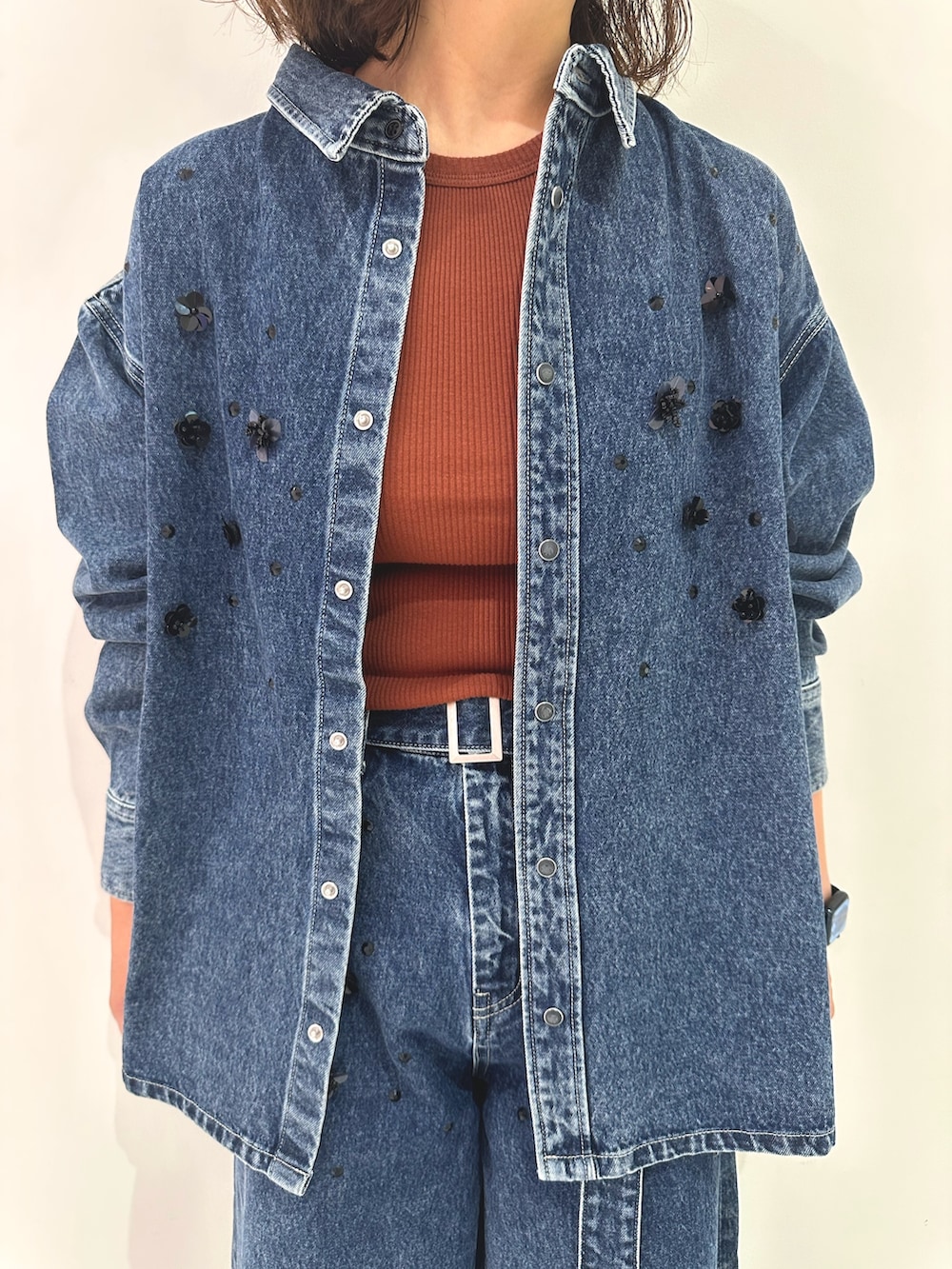 ブルー系のシャツ/ブラウス、ブルー系のデニムパンツ、レッド系のタンクトップを着用したレディースの夏コーディネートの5枚目の写真