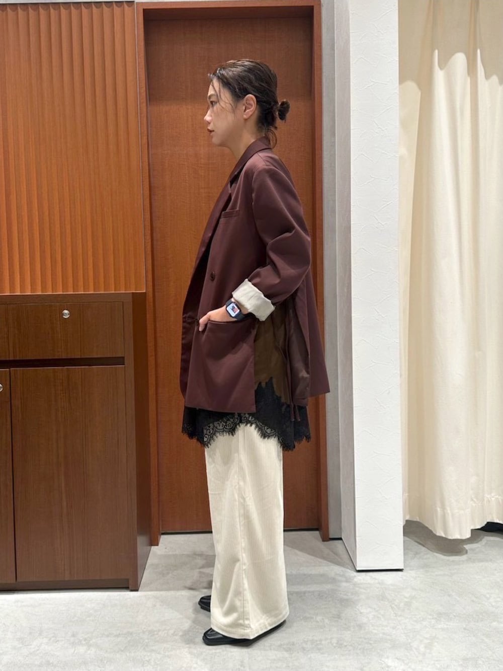ブラウン系のテーラードジャケット、ホワイト系のその他パンツ、ブラウン系のワンピースを着用したレディースの秋コーディネートの2枚目の写真