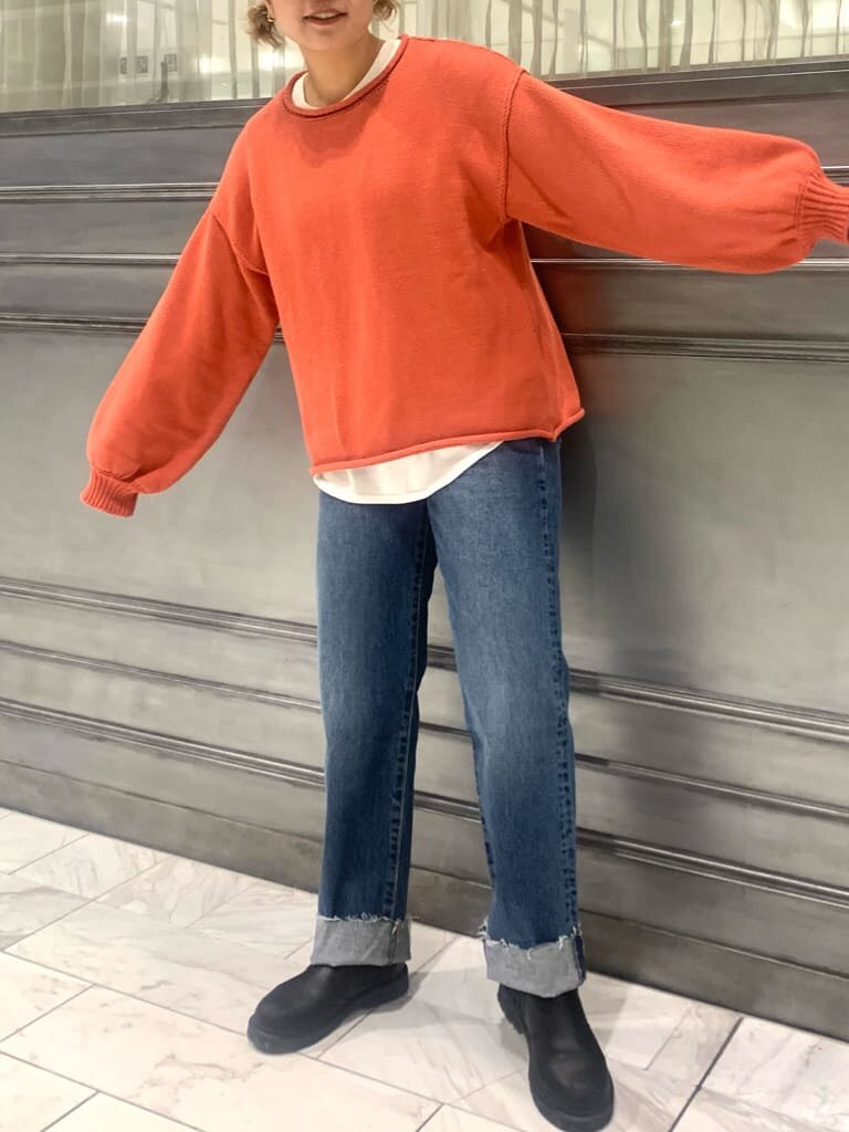 ブルー系のデニムパンツ、ピンク系のニット/セーター、ホワイト系のTシャツ/カットソーを着用したレディースの秋コーディネートの3枚目の写真