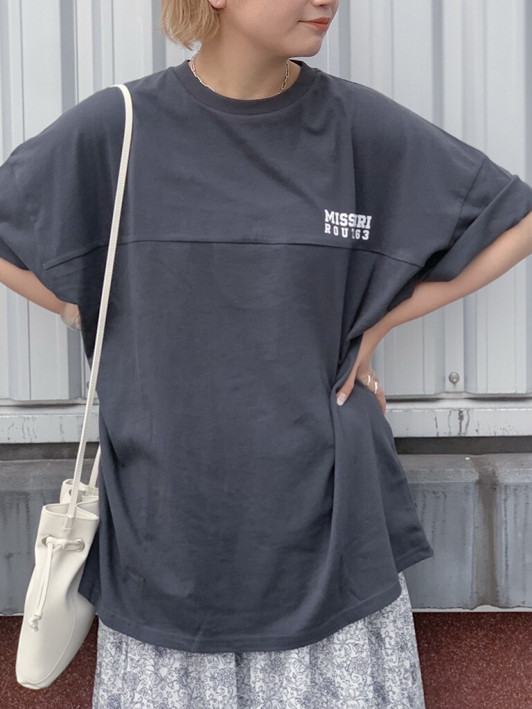 ホワイト系のスカート、ホワイト系のハンドバッグ、グレー系のTシャツ/カットソーを着用したレディースの春コーディネートの3枚目の写真