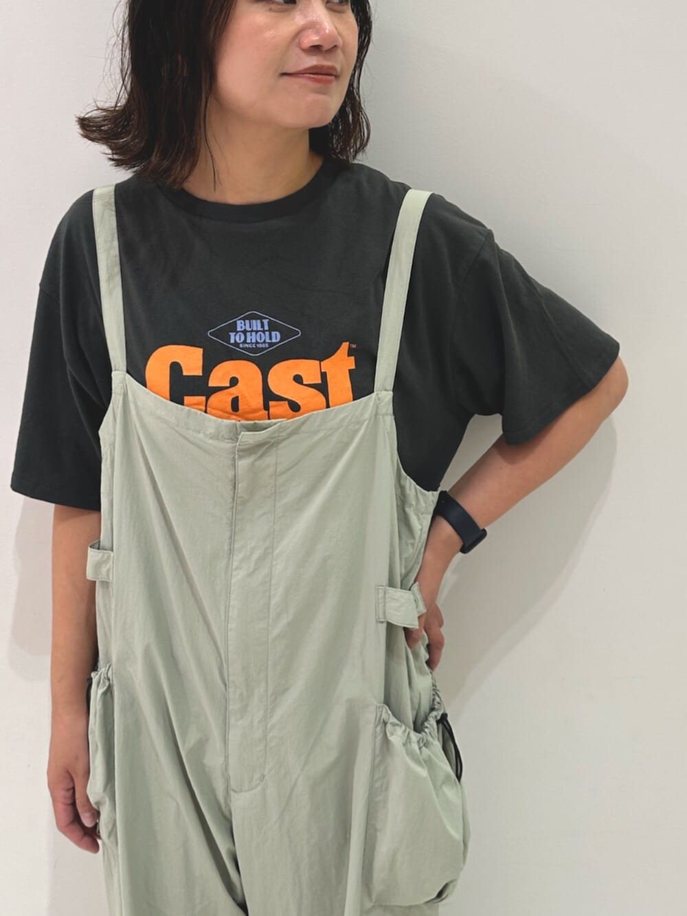 グリーン系のサロペット/オーバーオール、グレー系のTシャツ/カットソーを着用したレディースの夏コーディネートの4枚目の写真