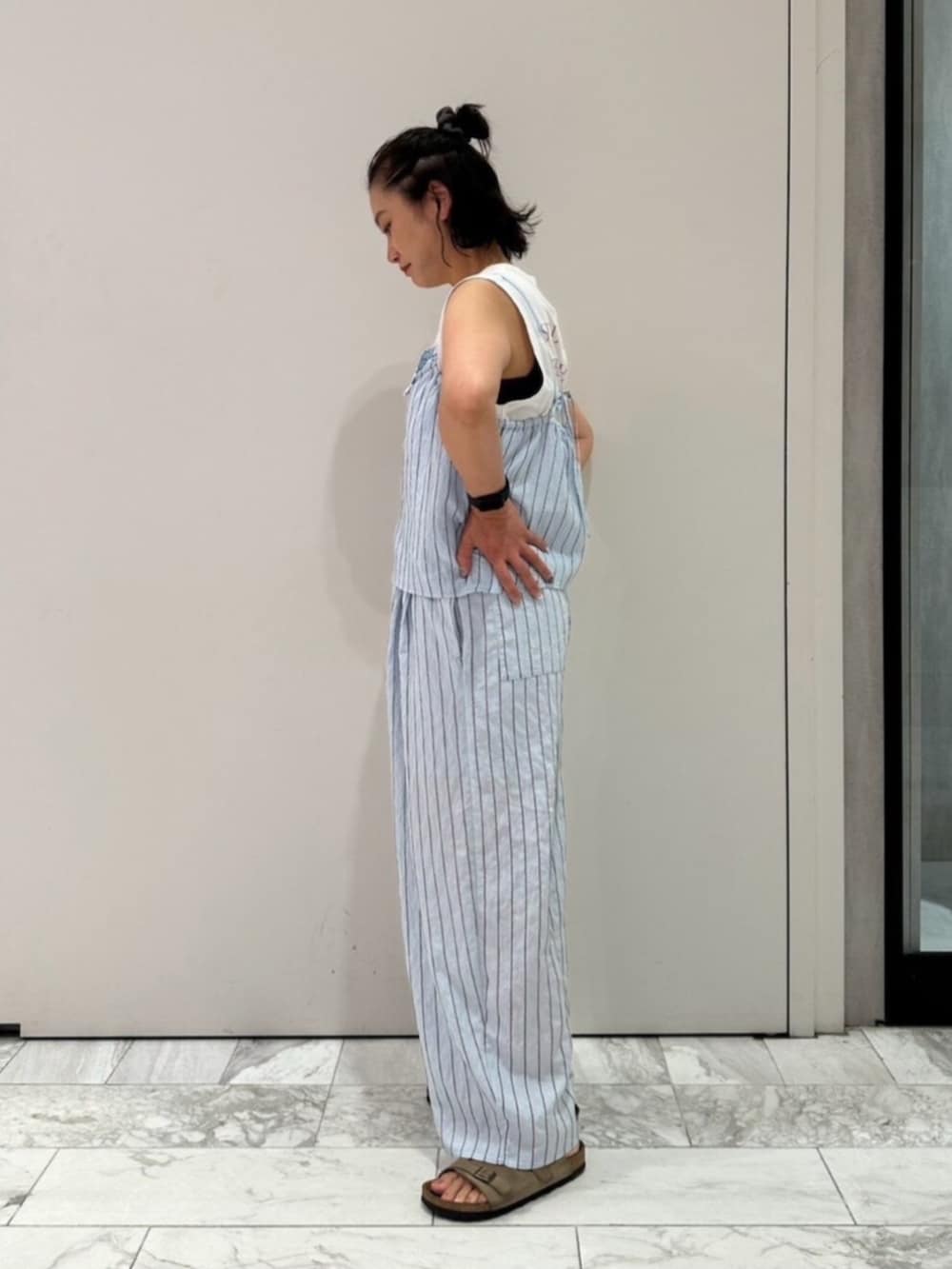 ホワイト系のタンクトップ、ブルー系のキャミソール、ブルー系のその他パンツを着用したレディースの夏コーディネートの2枚目の写真