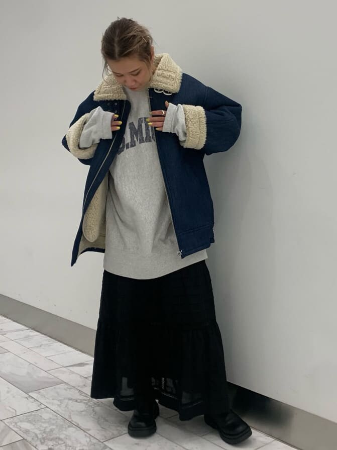 ブルー系のブルゾン、ブラック系のスカート、グレー系のスウェットを着用したレディースの秋コーディネートの2枚目の写真