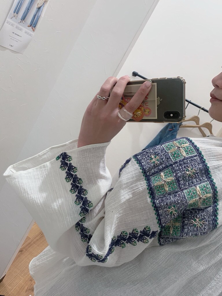 ホワイト系のシャツ/ブラウス、ブラウン系のその他パンツを着用したレディースの春コーディネートの2枚目の写真