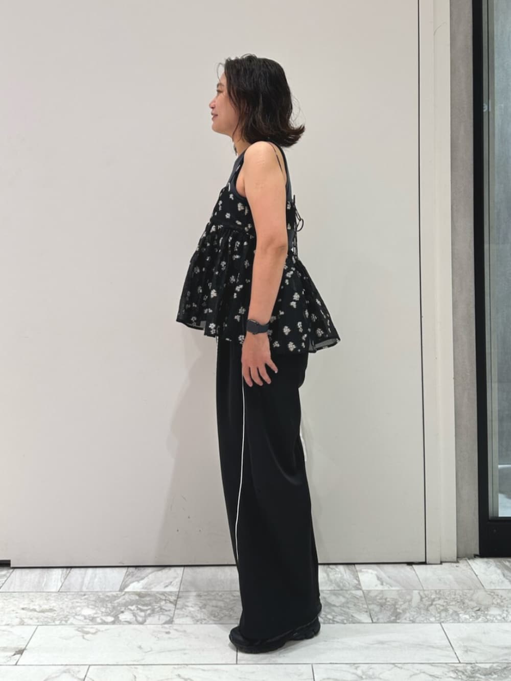 ブラック系のキャミソール、ブラック系のその他パンツ、グレー系のタンクトップを着用したレディースの夏コーディネートの2枚目の写真