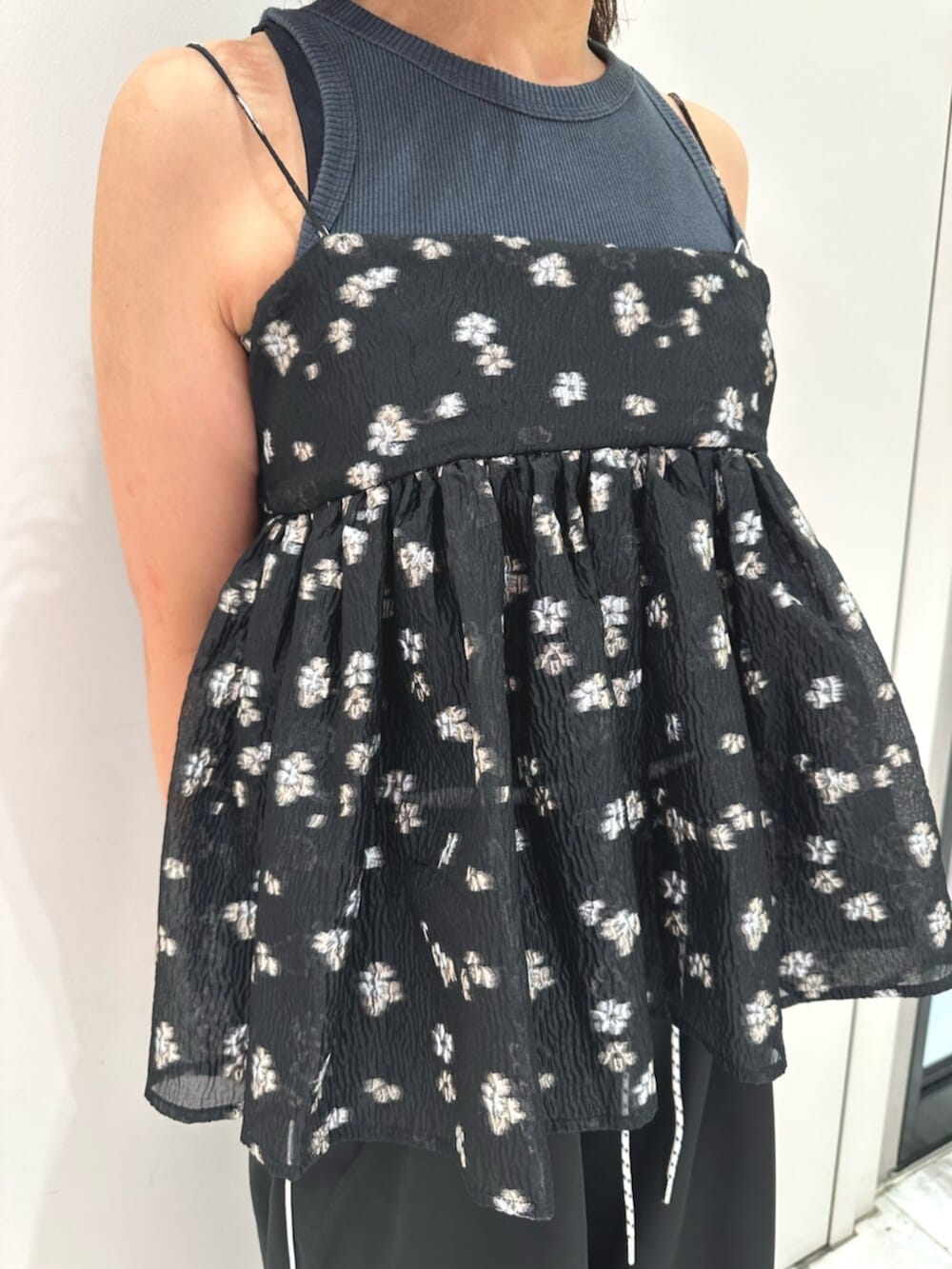 ブラック系のキャミソール、ブラック系のその他パンツ、グレー系のタンクトップを着用したレディースの夏コーディネートの5枚目の写真