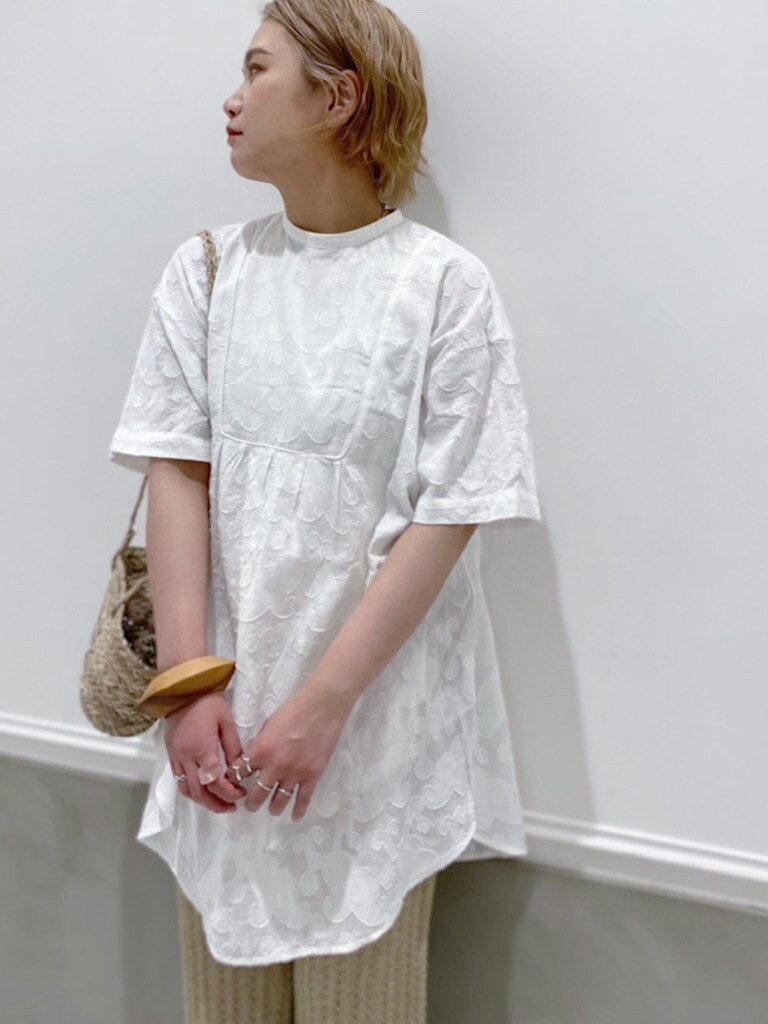 ホワイト系のシャツ/ブラウス、ゴールド系のその他パンツ、ベージュ系のバングル/リストバンドを着用したレディースの春コーディネートの3枚目の写真