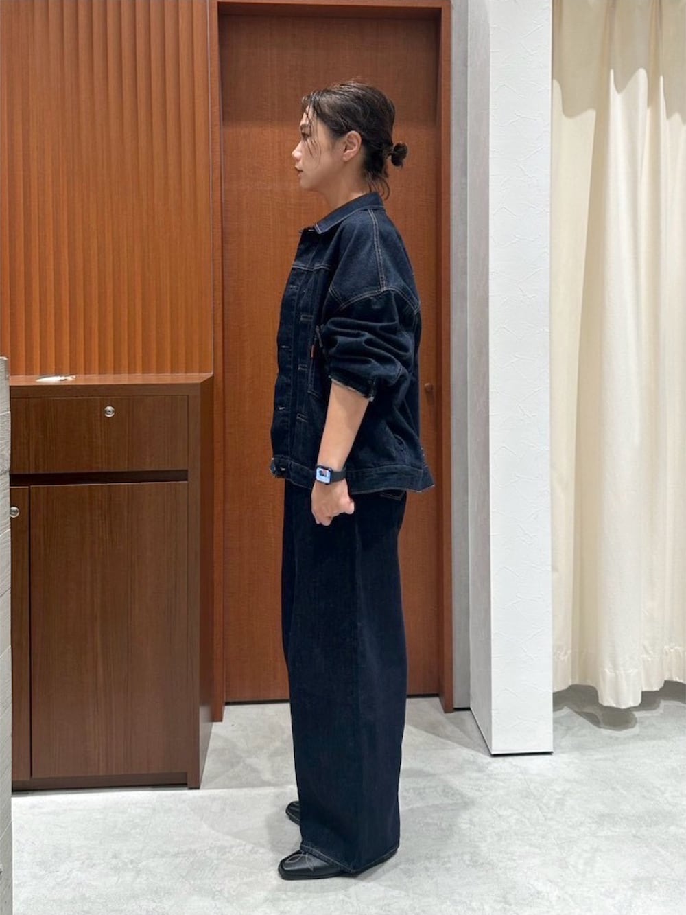 レッド系のニット/セーター、ブラウン系のその他シューズ、ブルー系のデニムパンツを着用したレディースの秋コーディネートの2枚目の写真