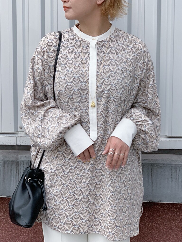 ホワイト系のその他パンツ、ブラック系のサンダル、ブラック系のハンドバッグを着用したレディースの春コーディネートの4枚目の写真