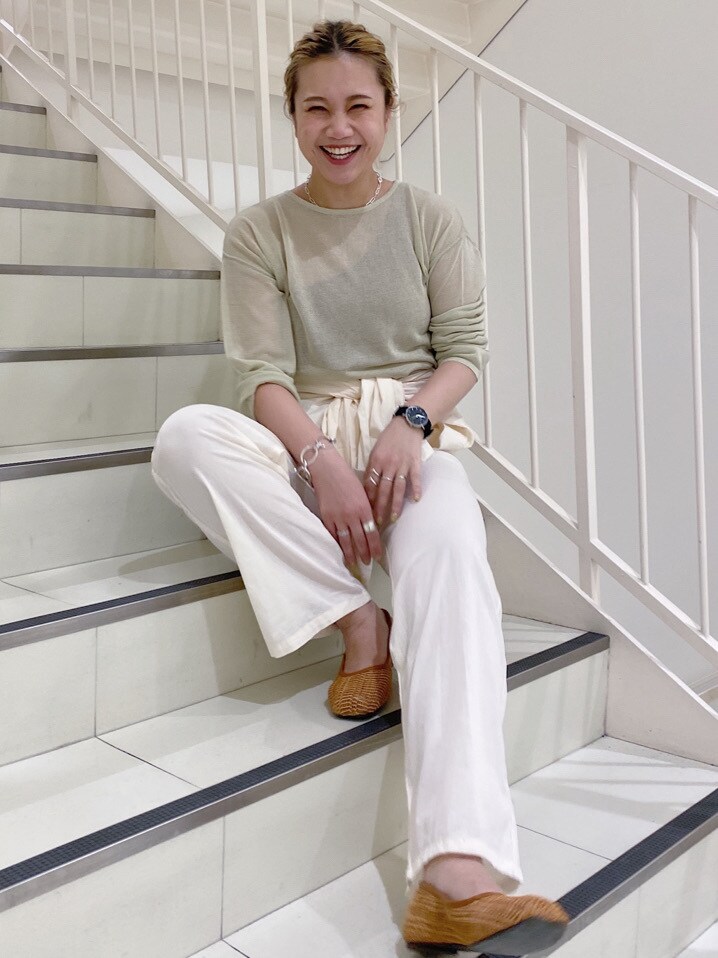 ホワイト系のその他パンツ、グリーン系のニット/セーター、ホワイト系のタンクトップを着用したレディースの春コーディネートの2枚目の写真