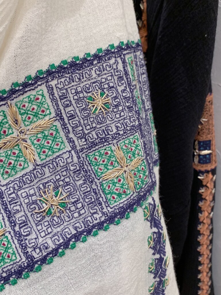 ホワイト系のシャツ/ブラウス、ブラウン系のその他パンツを着用したレディースの春コーディネートの3枚目の写真