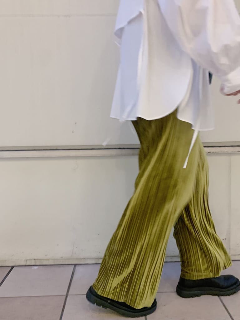 ホワイト系のシャツ/ブラウス、グリーン系のその他パンツを着用したレディースの秋コーディネートの3枚目の写真