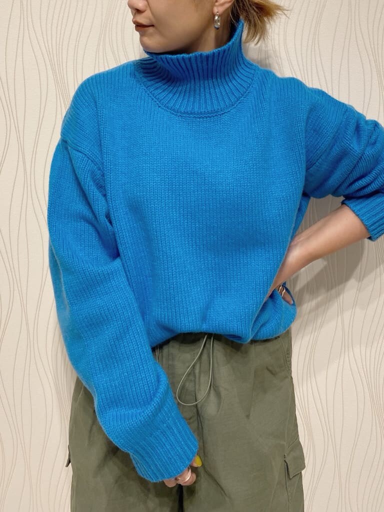 ベージュ系のその他パンツ、ブルー系のニット/セーターを着用したレディースの秋コーディネートの3枚目の写真