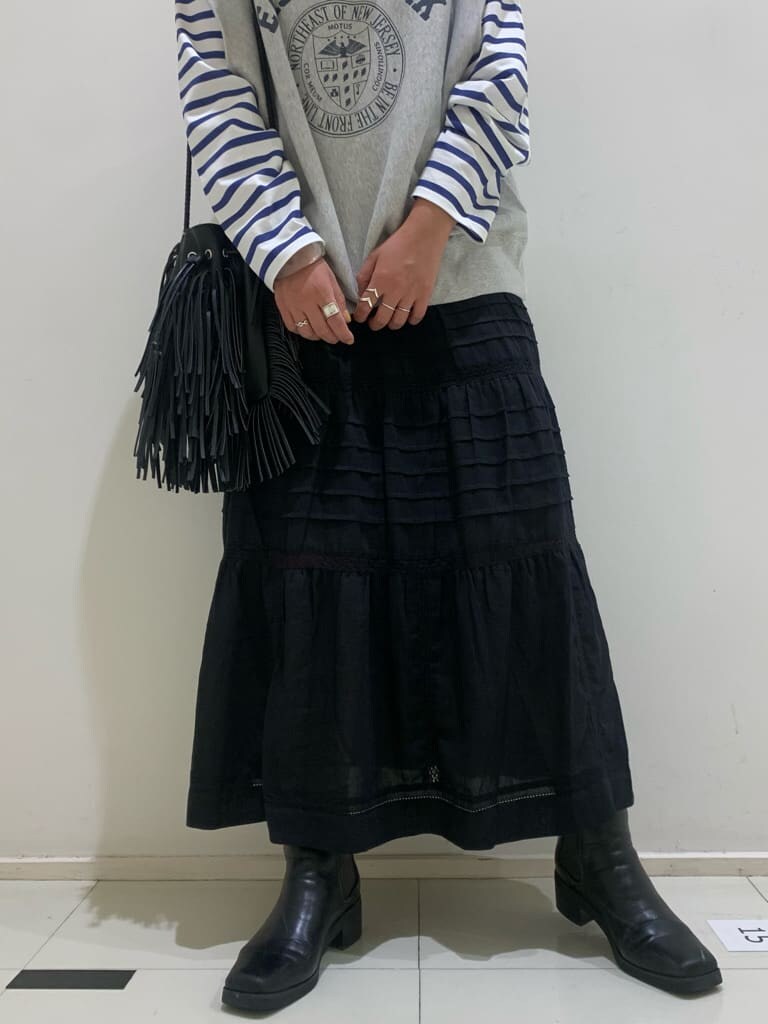 ブラック系のスカート、ブラック系のブーツを着用したレディースの夏コーディネートの4枚目の写真