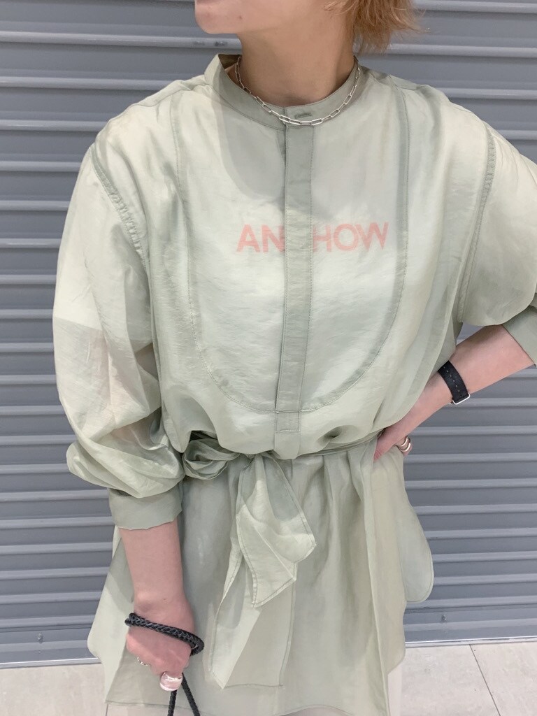 ブラック系のその他シューズ、ブラック系のハンドバッグ、グリーン系のシャツ/ブラウスを着用したレディースの春コーディネートの2枚目の写真