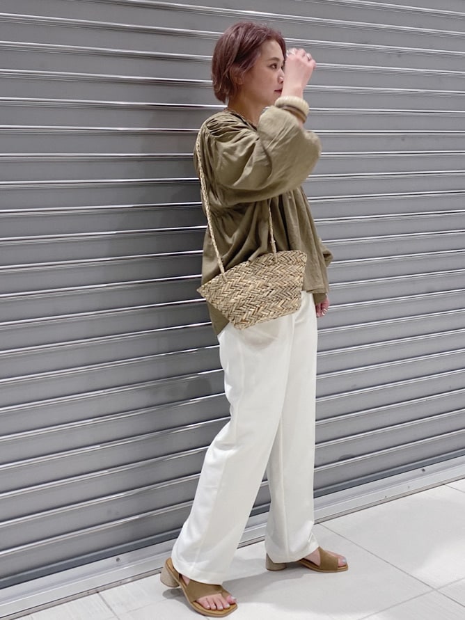 ベージュ系のシャツ/ブラウス、ホワイト系のその他パンツ、ブラウン系のサンダルを着用したレディースの春コーディネートの2枚目の写真