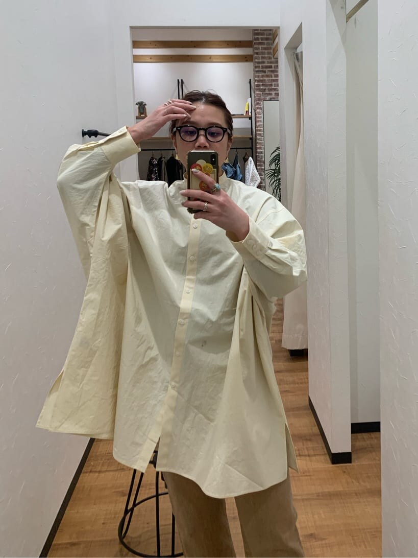 イエロー系のシャツ/ブラウス、ベージュ系のデニムパンツを着用したレディースの冬コーディネートの2枚目の写真