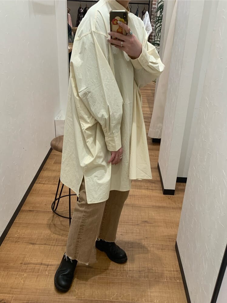 イエロー系のシャツ/ブラウス、ベージュ系のデニムパンツを着用したレディースの冬コーディネートの3枚目の写真