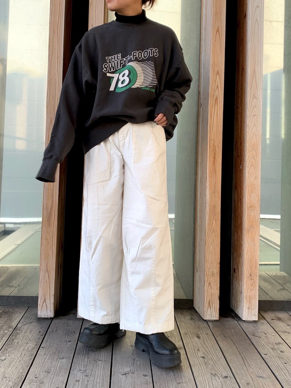 グレー系のスウェット、ホワイト系のその他パンツ、ベージュ系のムートンコートを着用したレディースの冬コーディネートの4枚目の写真