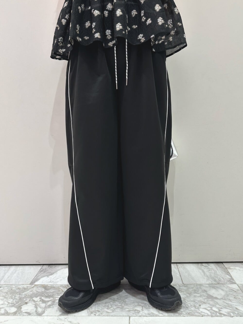 ブラック系のキャミソール、ブラック系のその他パンツ、グレー系のタンクトップを着用したレディースの夏コーディネートの4枚目の写真