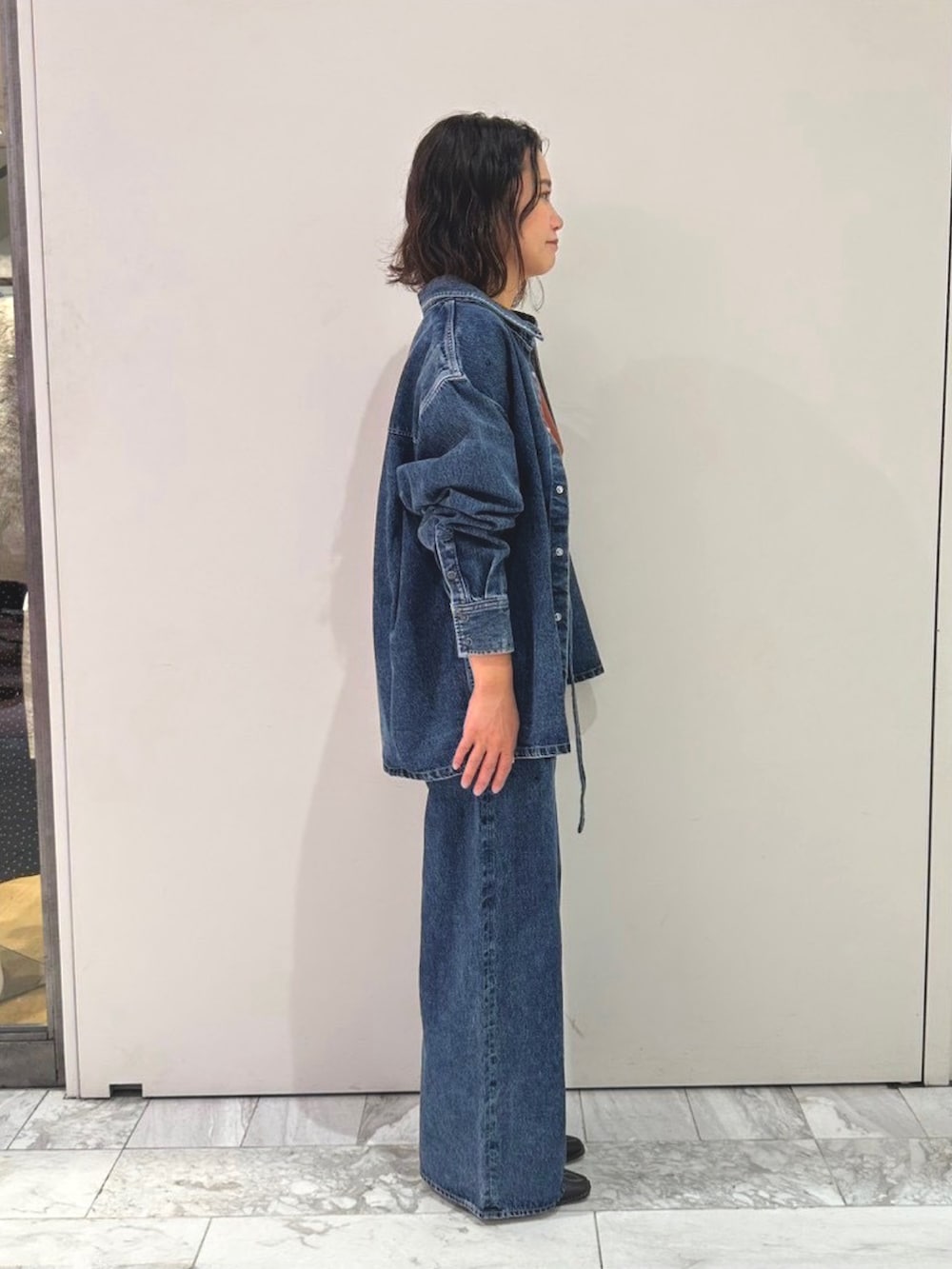 ブルー系のシャツ/ブラウス、ブルー系のデニムパンツ、レッド系のタンクトップを着用したレディースの夏コーディネートの2枚目の写真