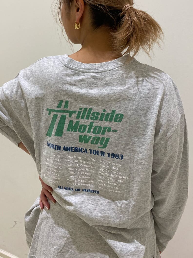 ホワイト系のデニムパンツ、ブラック系のブーツ、ピンク系のニット/セーターを着用したレディースの冬コーディネートの3枚目の写真