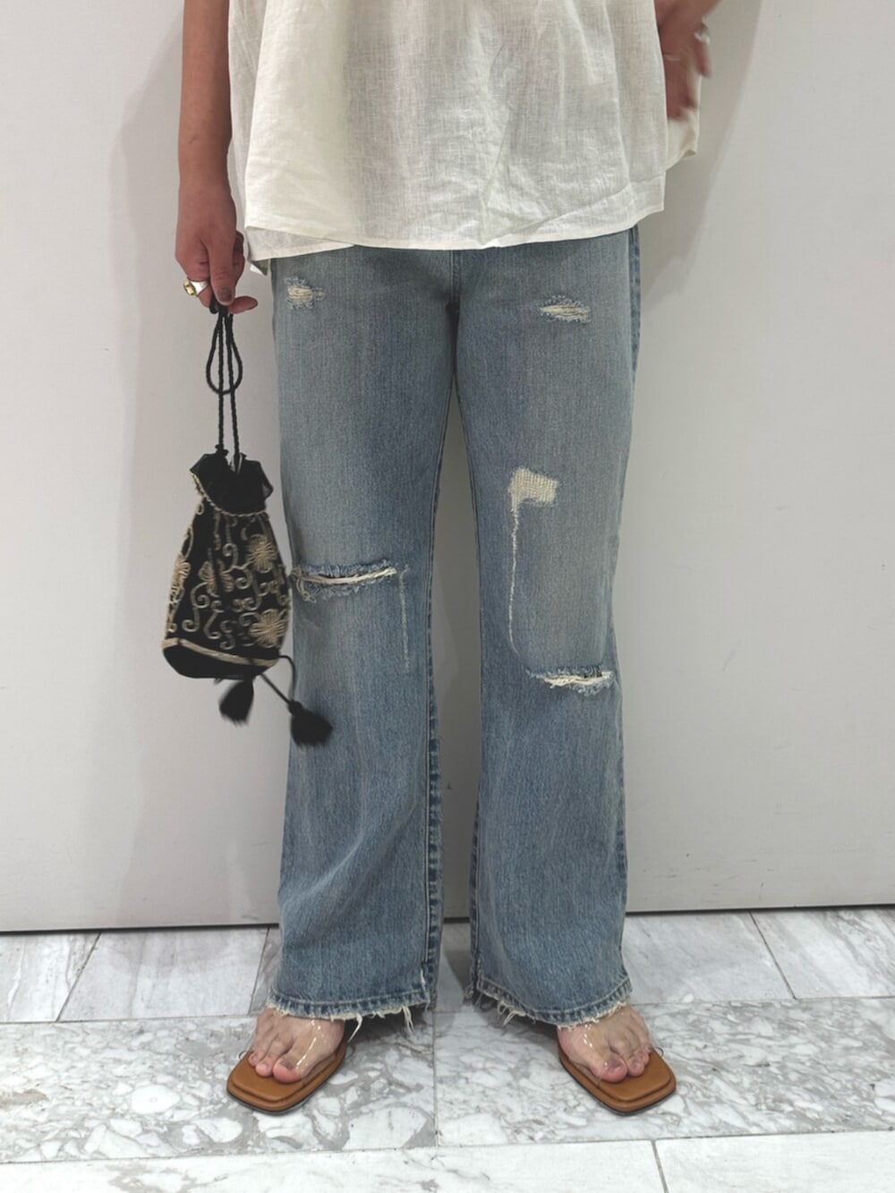 ホワイト系のシャツ/ブラウス、ブルー系のデニムパンツ、その他のサンダルを着用したレディースの夏コーディネートの7枚目の写真